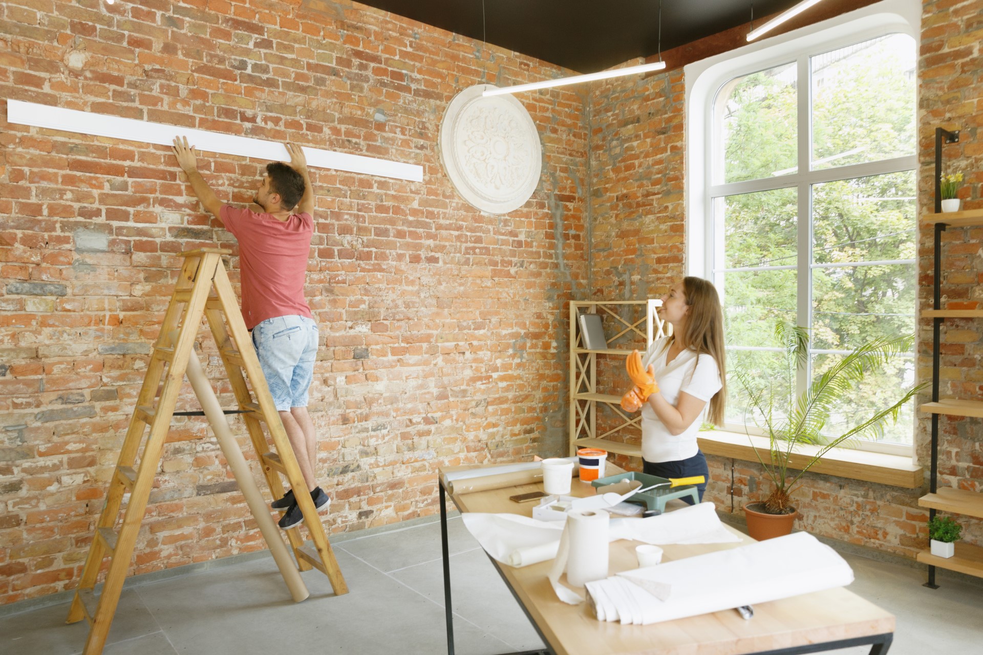 pareja-joven-haciendo-reparacion-apartamentos-juntos-ellos-mismos-hombre-mujer-casados-haciendo-remodelacion-o-renovacion-casa